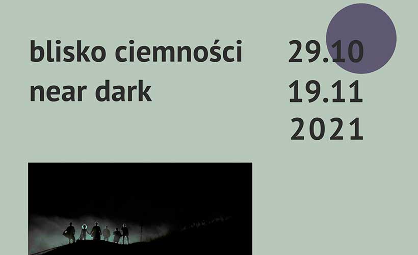 plakat blisko ciemności